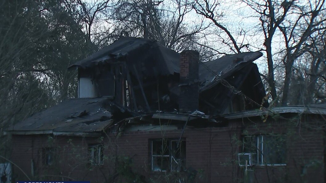 Firefighter injured in north Houston house fire