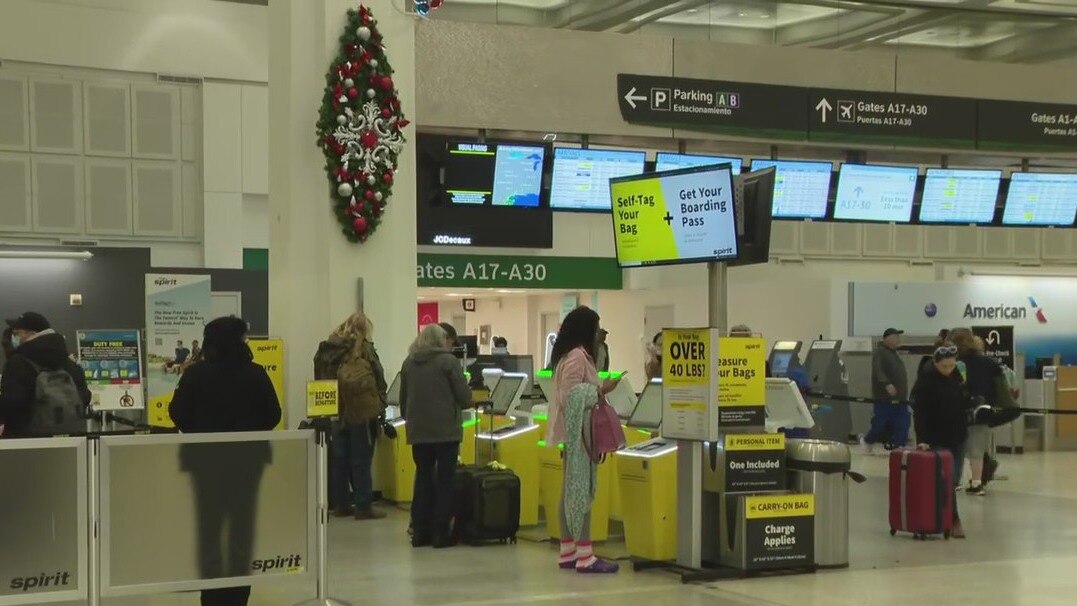 Houston airports busy with Thanksgiving travelers
