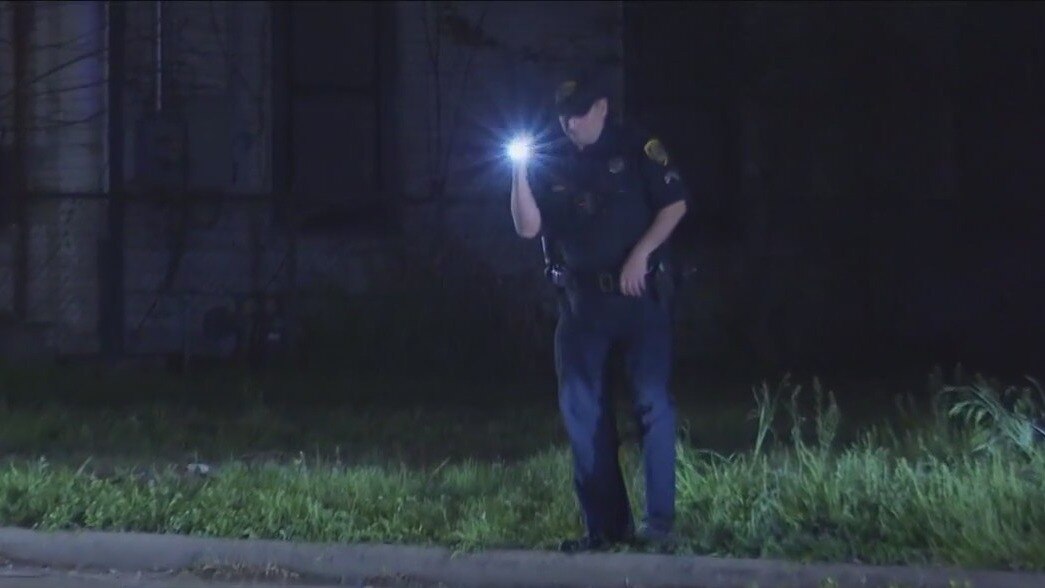 Man found in car with multiple gunshot wounds in Houston's 5th Ward, police searching for driver of the car
