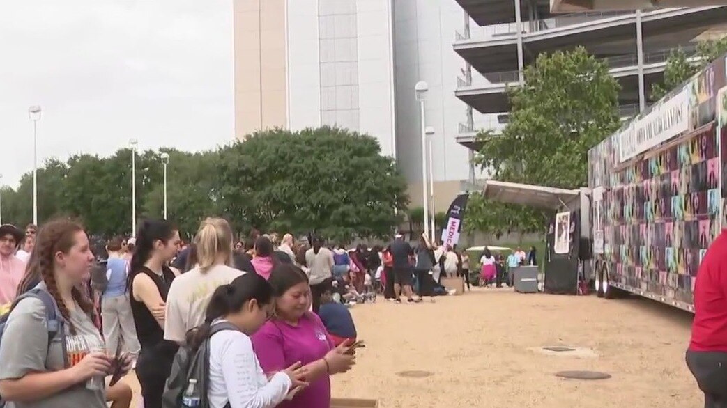 Houston fans wait hours to buy Taylor Swift merch