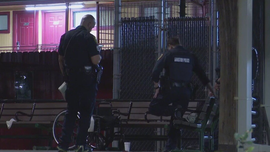 Paraplegic man robbed and shot in south Houston park
