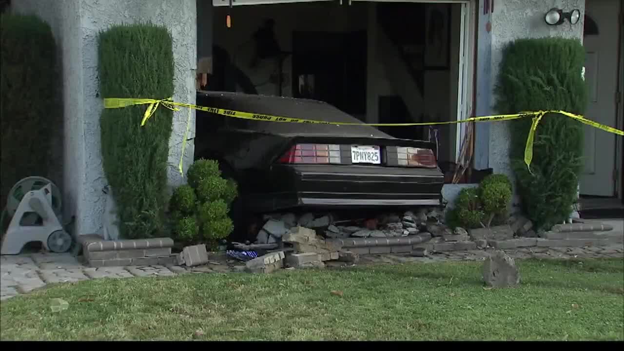Car crashes into Long Beach house