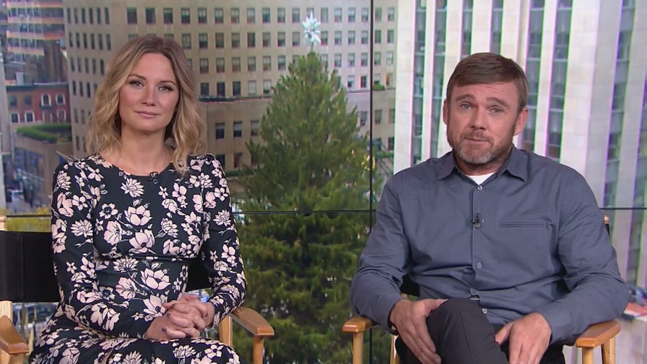 Ricky Schroder, Jennifer Nettles star in Dolly Parton Christmas movie