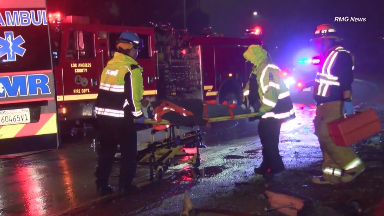 Jacknifed big-rig crash closes west 60 fwy at 605