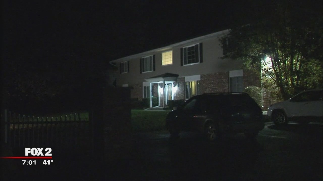 Loose gunman in Oakland Twp. prompts school closings