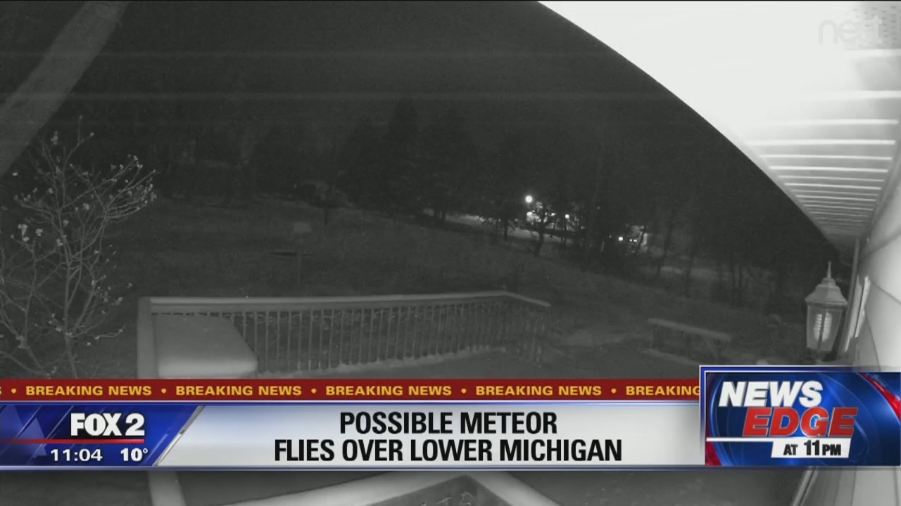 11pm possible meteor flies over lower Michigan