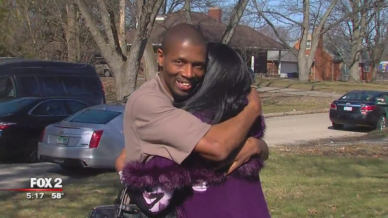 Army vet speechless as he's welcomed home to new house