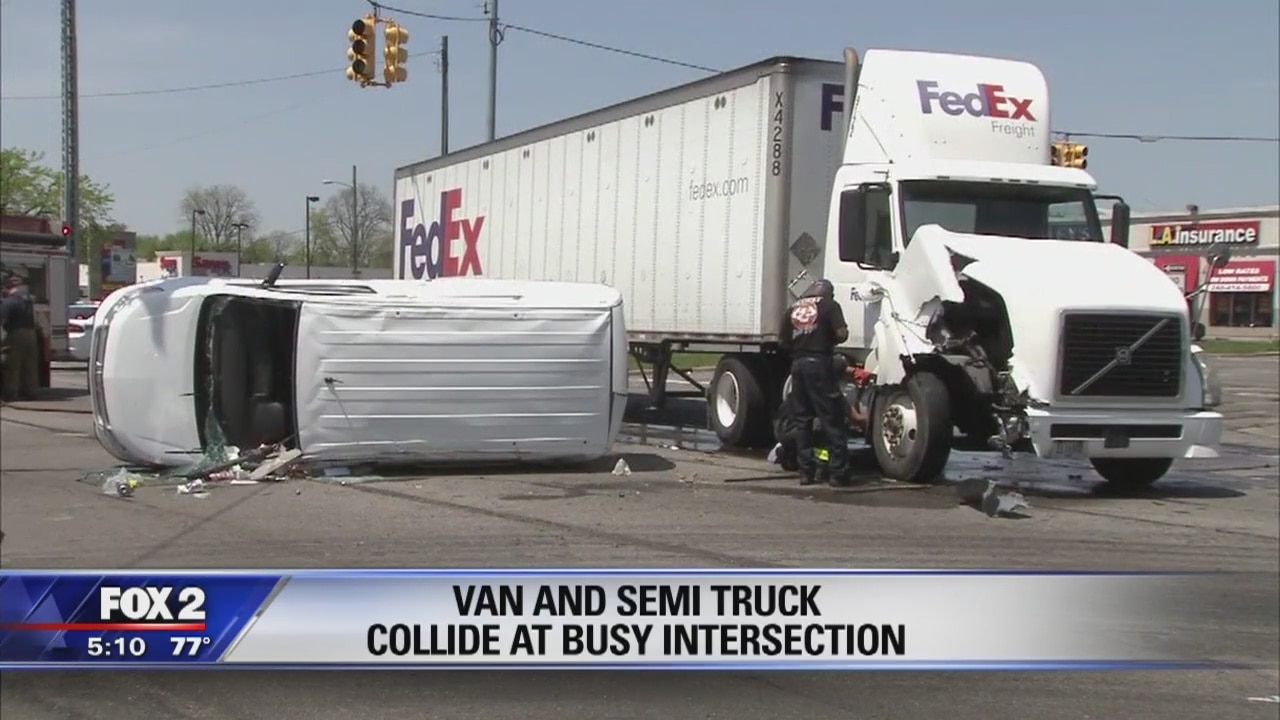 Driver taken to hospital in Warren intersection crash