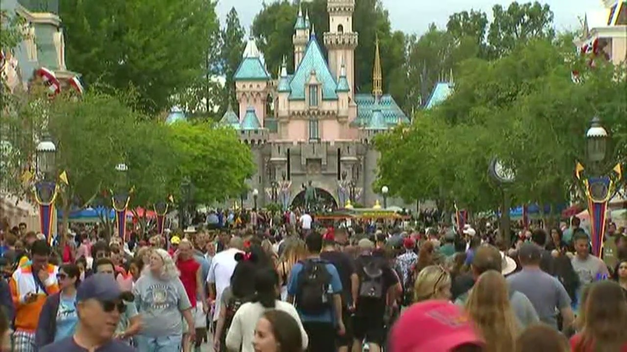 Disney bans smoking at all theme parks