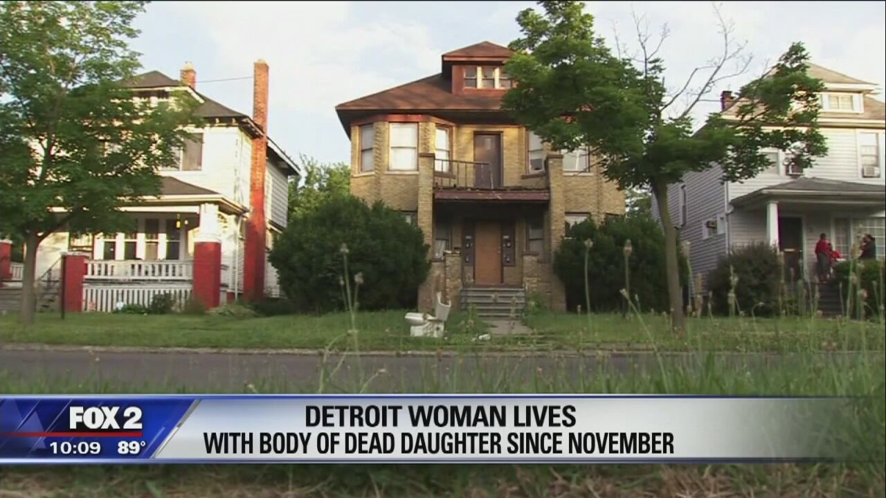 Woman lives with body of dead daughter since November