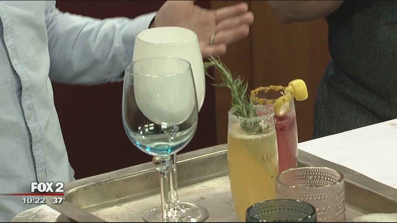 Cocktails with sparkles for your NYE party