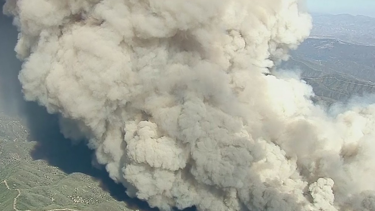 Fire crews battling large blaze in Lake Hughes