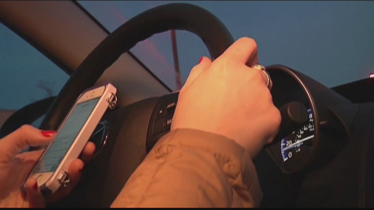 Michigan lawmakers aim to end distracting driving