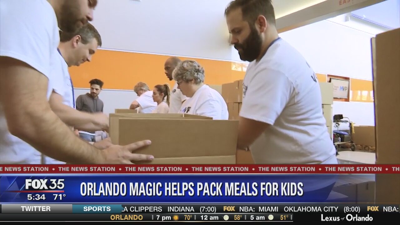 Orlando Magic packs meals for kids