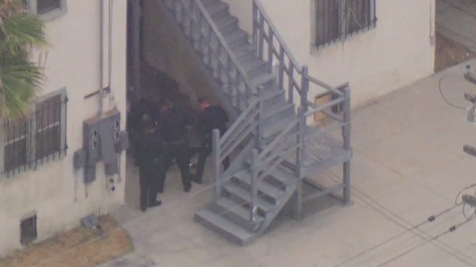 Kidnapping suspect attempts to hide from officers | FOX 11 Los Angeles