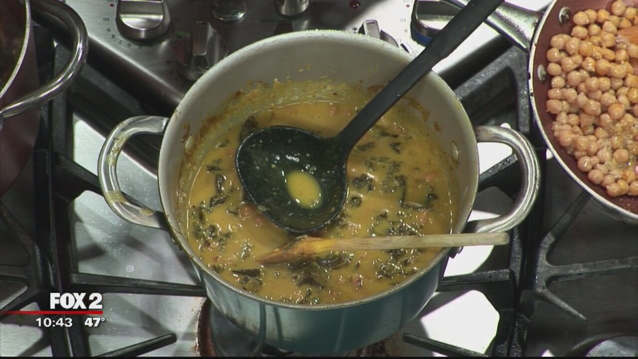 Making vegan Zuppa Toscana soup with Que