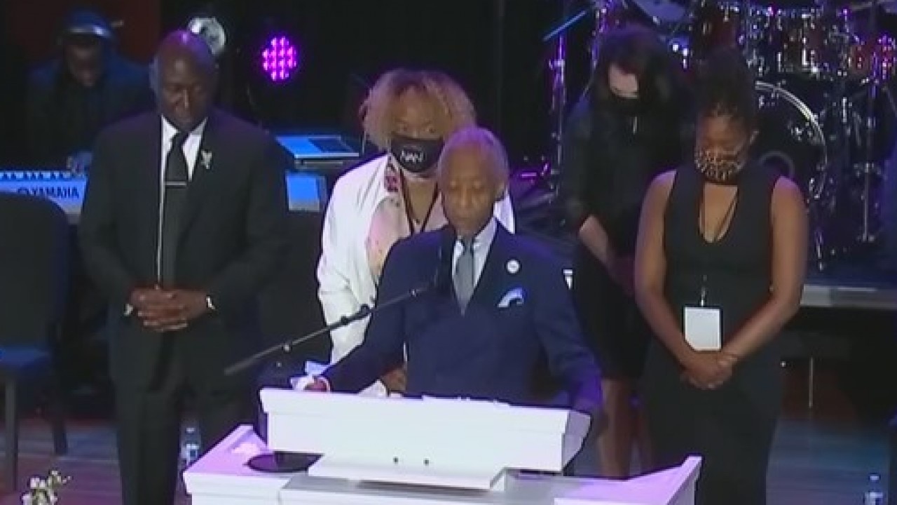 Al Sharpton asks Minneapolis memorial service to stand in silence for 8 mins 46 seconds