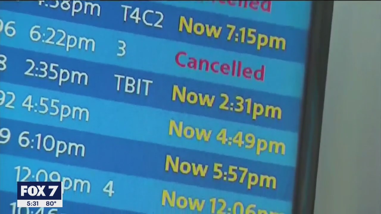 Hundreds of American Airlines flights canceled, delayed Monday