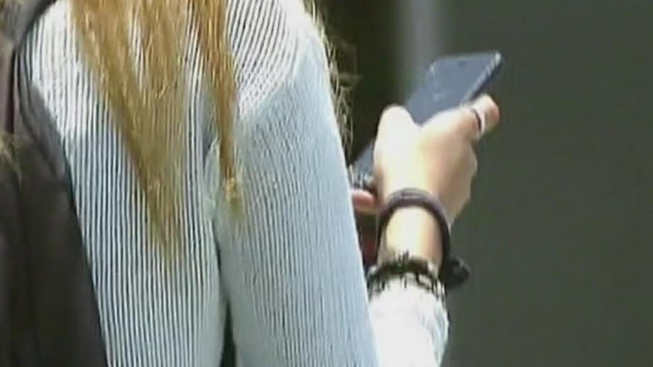 Monday Manners: Texting etiquette