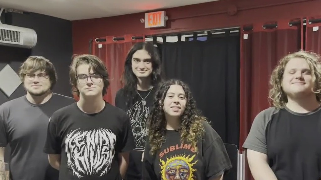 Waves performs 'Try'