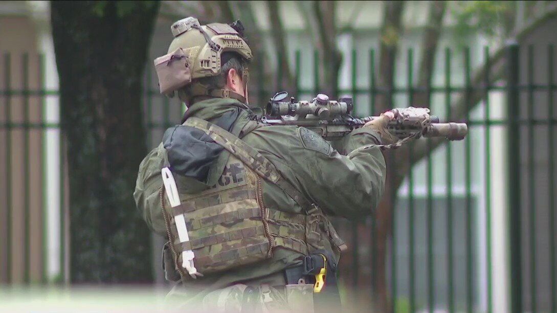 7 hour SWAT stand-off in South Austin ends in arrest