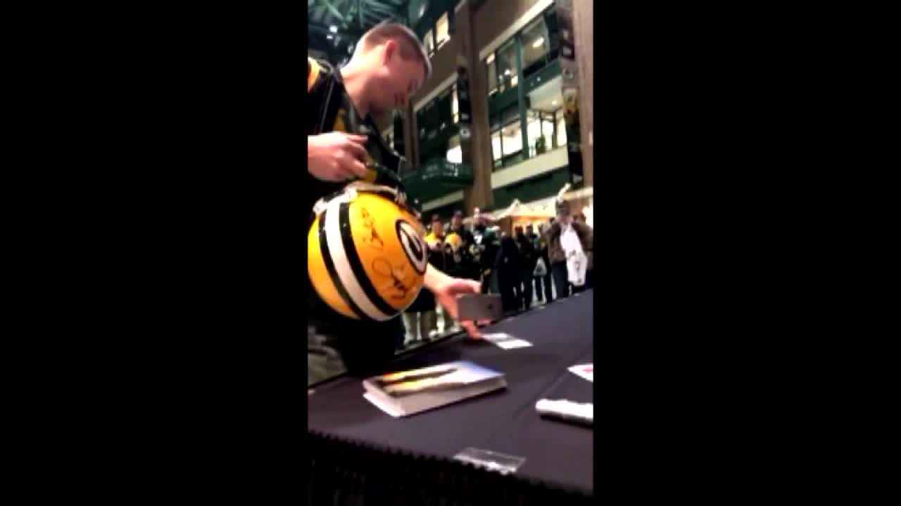 Little girl sings "Jingle Bells" to Aaron Rodgers