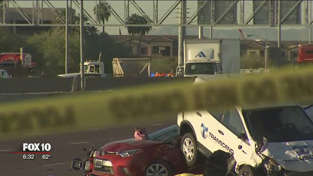 Deadly crash closes I-17 in Phoenix