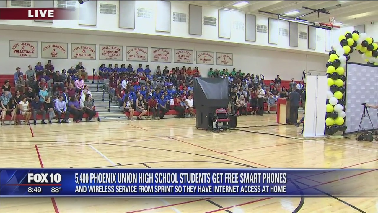 Phoenix high school students get free phones from Sprint