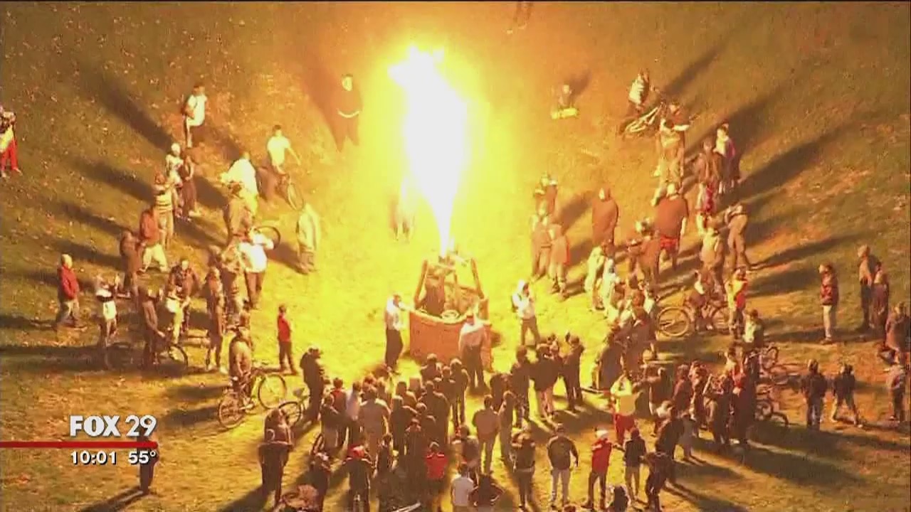 Hot air balloon makes landing in Kensington