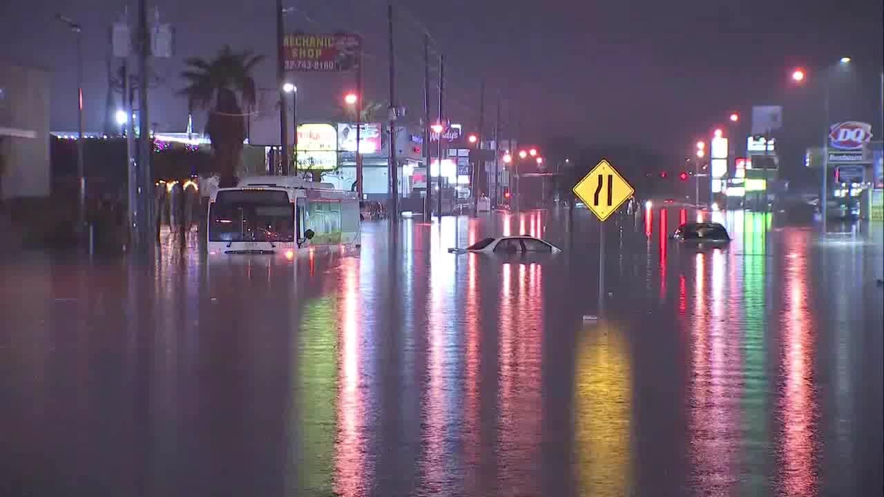 Flooding so bad, not just car but also bus drivers are trapped