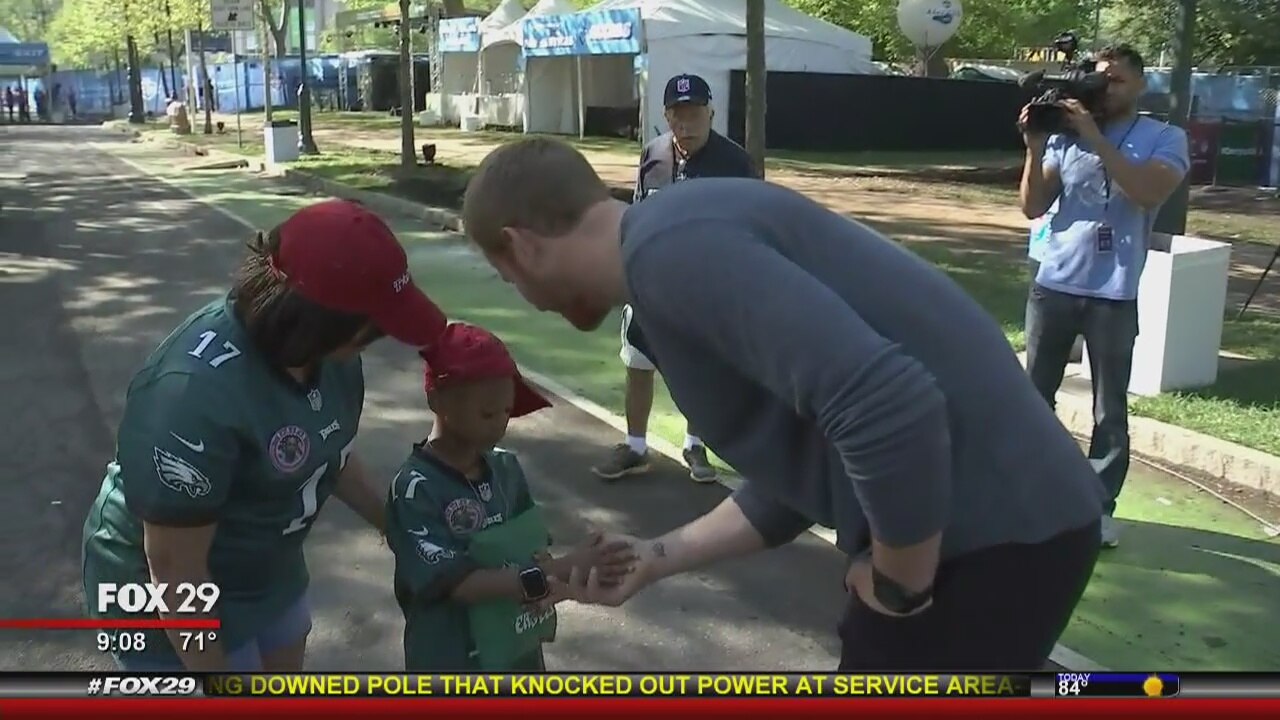 Carson Wentz meets local gold star family