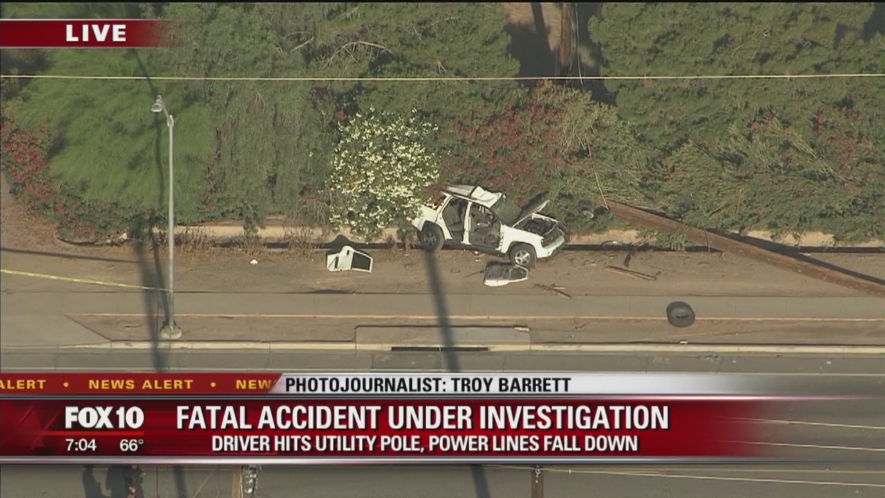 1 dead after car crashes into power pole in Glendale