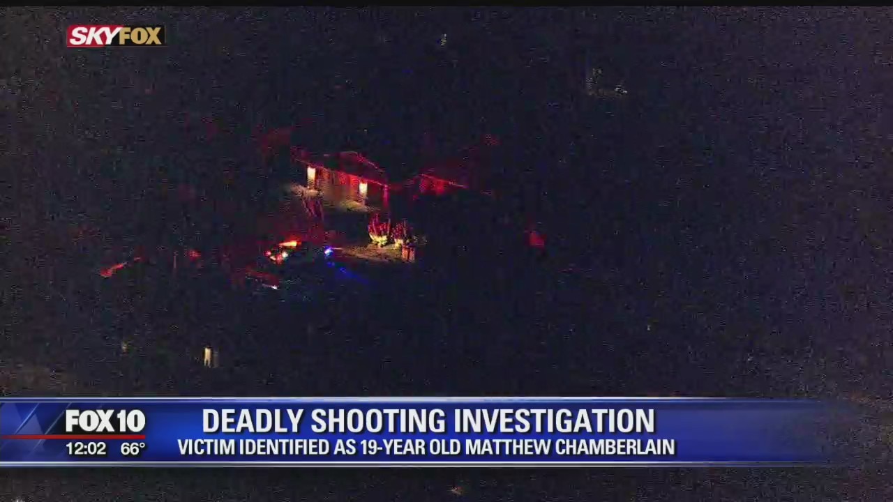 19-year-old found shot to death in Phoenix roadway