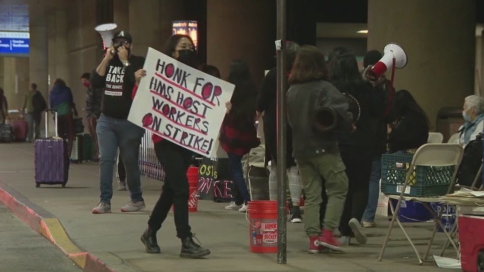 HMSHost: Sky Harbor concessions workers back on the job after 10-day strike