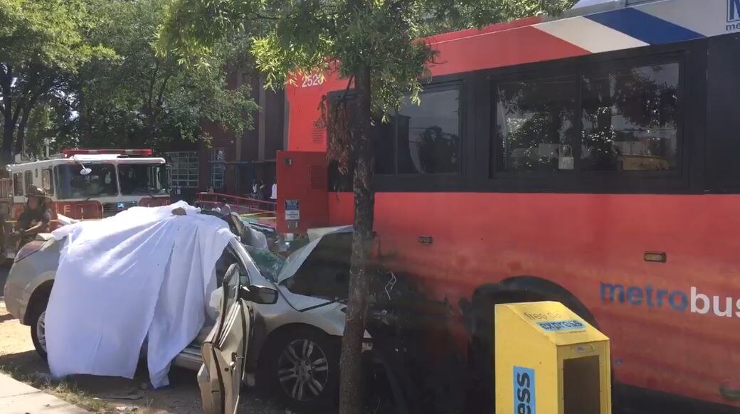Vehicle rams into rear of Metrobus in DC