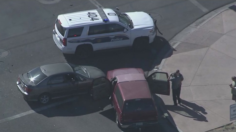 No serious injuries reported in crash involving Phoenix officer