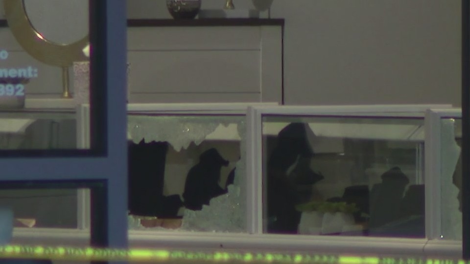 Phoenix jewelry store robbery escalates to shooting at a strip mall, deputies say