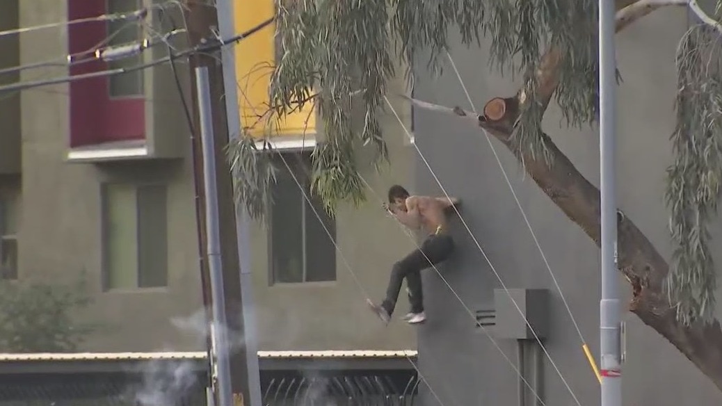 Robbery suspect seen evading SWAT officers in Downtown Phoenix