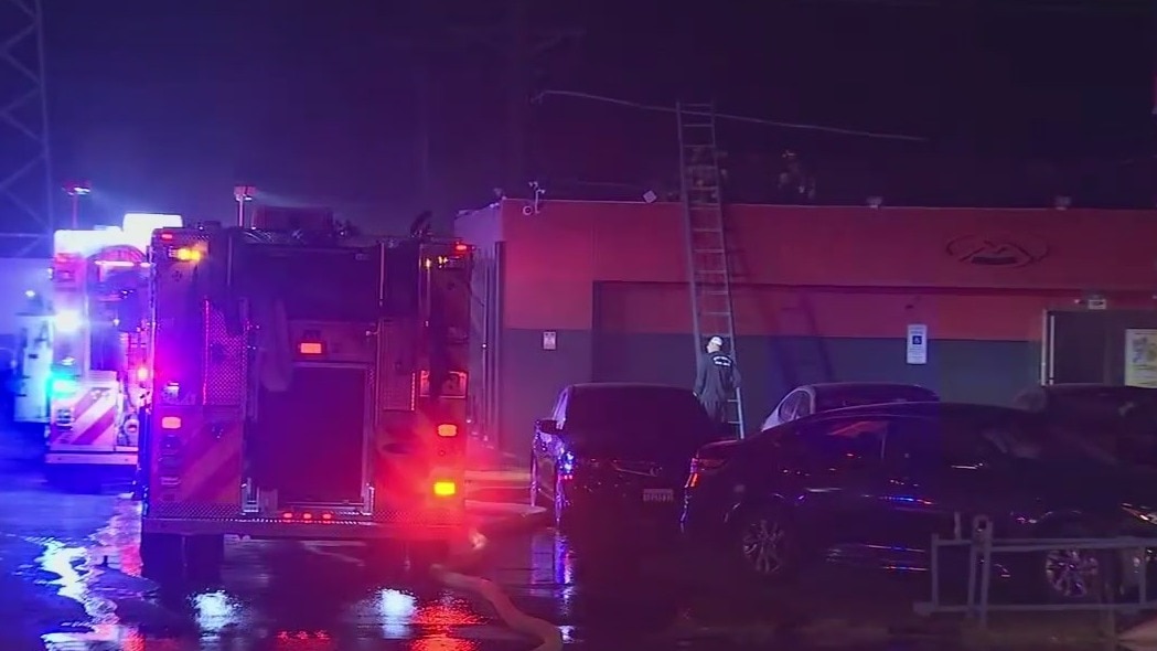 Alley fire spreads to building in Phoenix