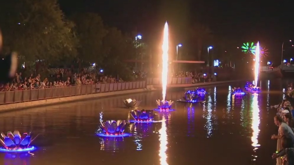 Art lovers flock to a Scottsdale canal to check out this year?s canal convergence