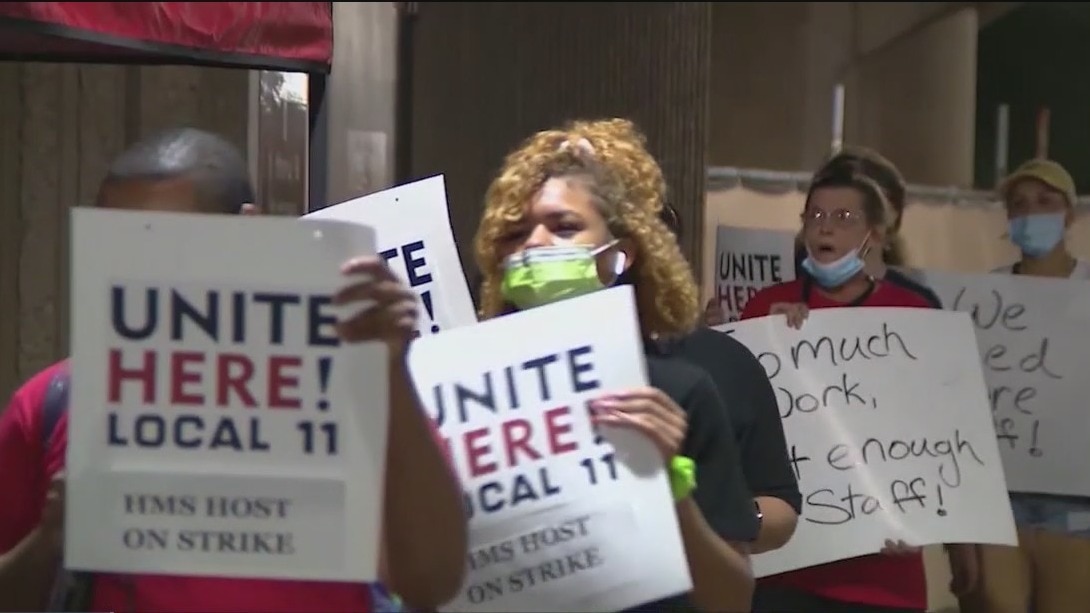 Concession workers and baristas at Sky Harbor Airport vote to strike