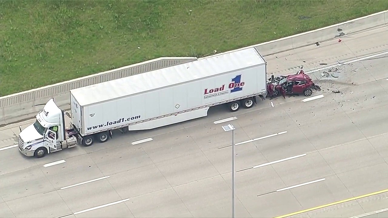 Multi-vehicle crash closes I-96 at Beech Daly