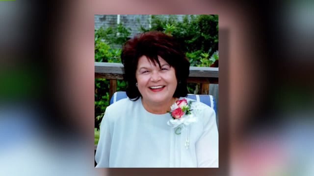Seattle man decorates tree for Valentine`s Day in memory of late wife