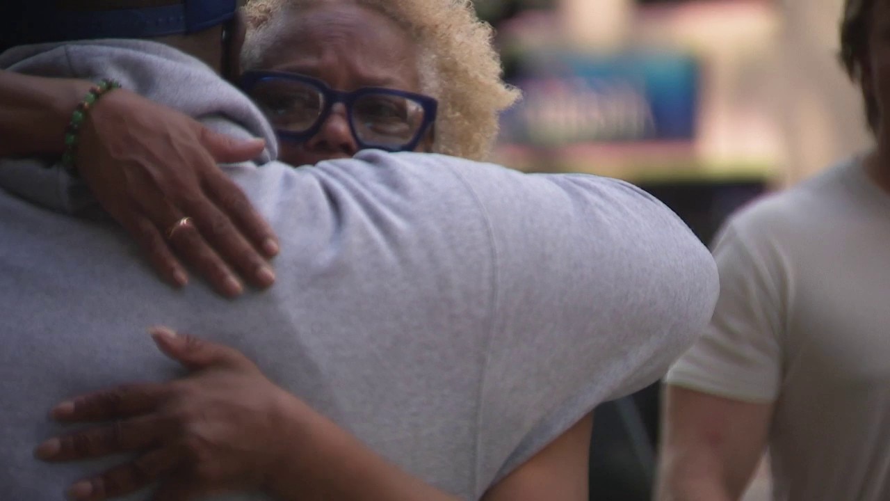 Meet the Chicago man going viral for telling strangers they are loved