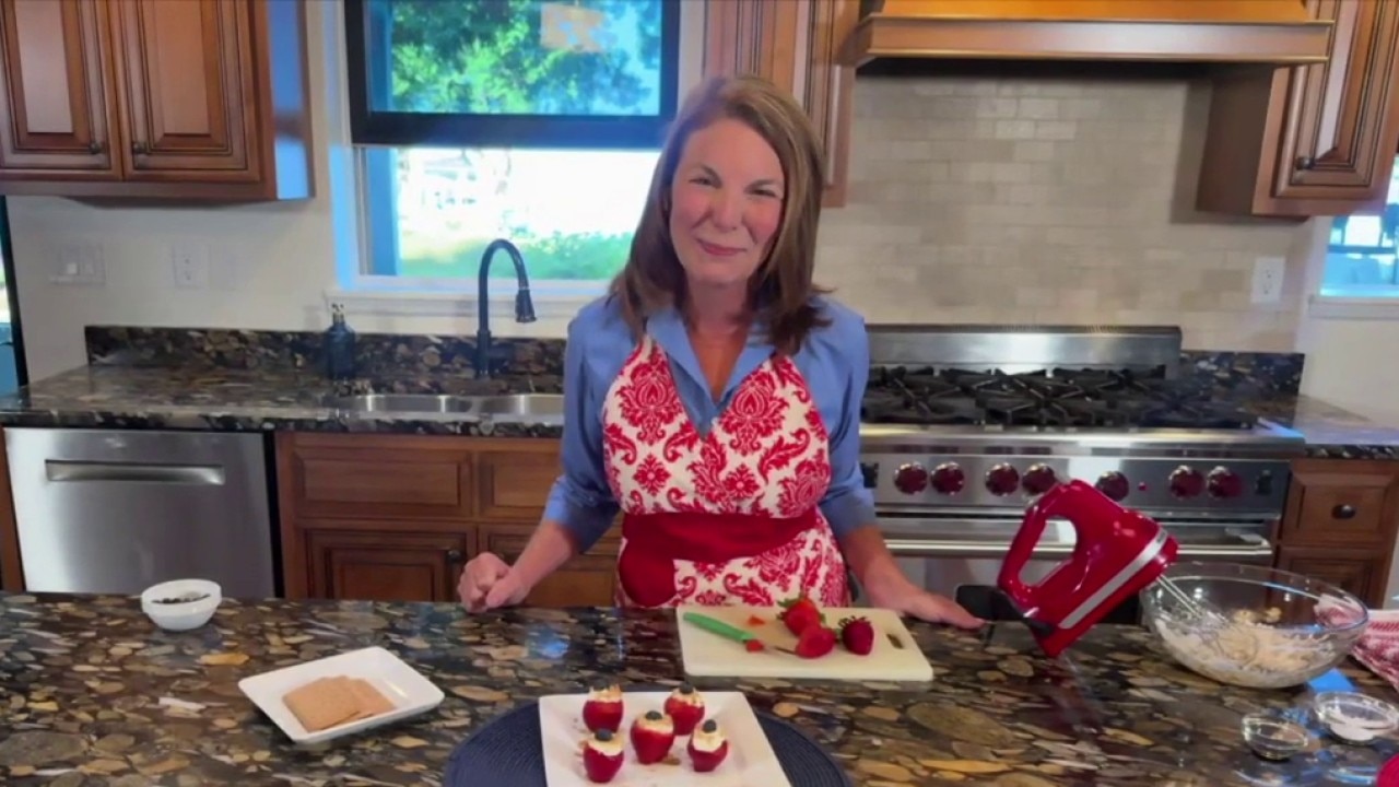 The Cooking Mom: Cheesecake stuffed strawberries
