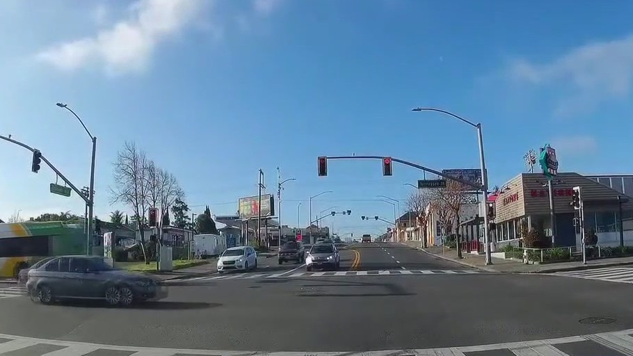 Thief smashes car window and tries to steal bag