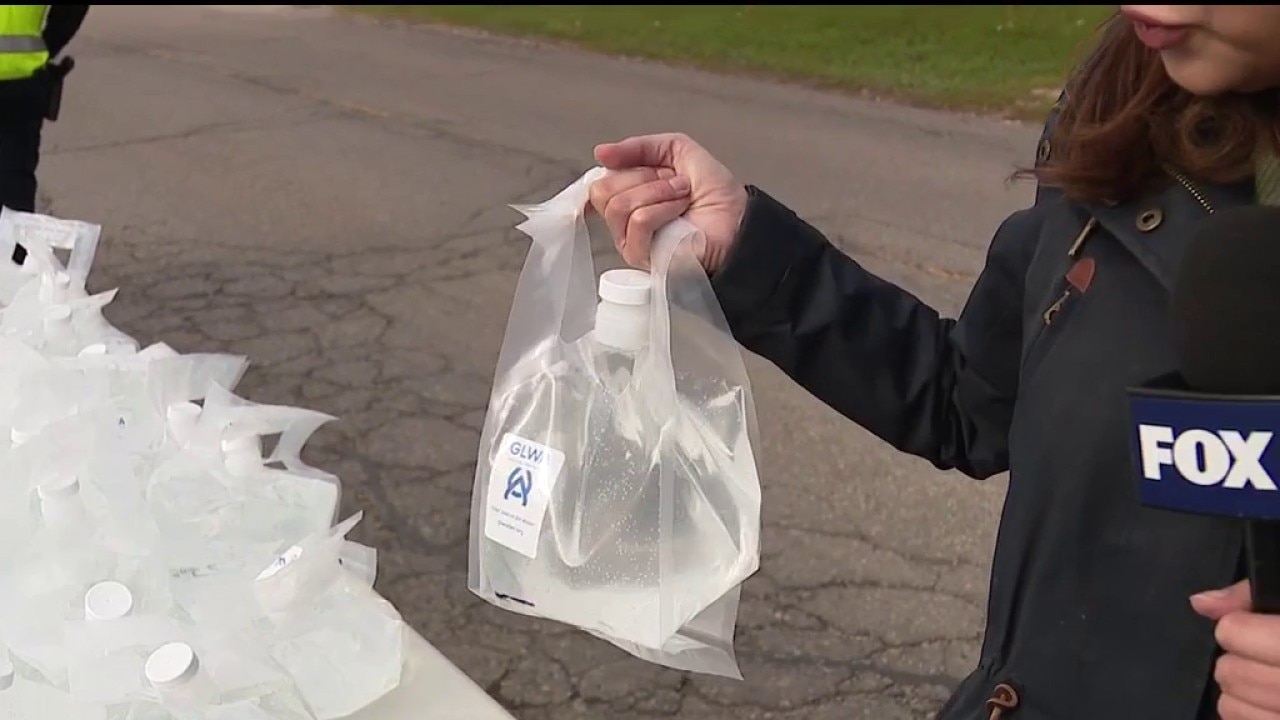 Water distribution sites busy in Oakland County