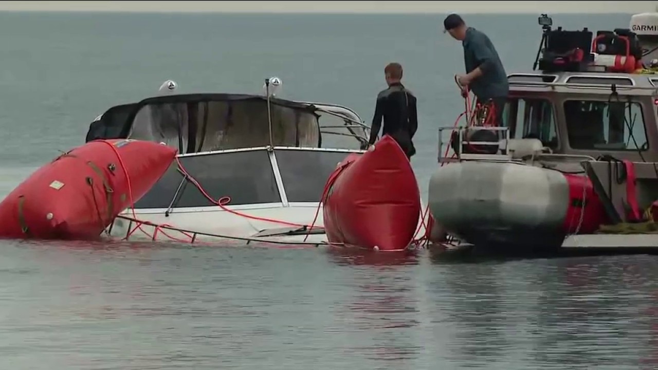 Crews recover sunken boat from Lake Michigan in Chicago