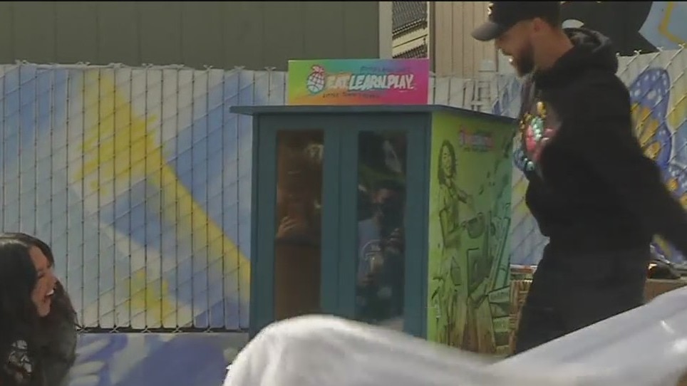 Steph and Ayesha Curry unveil mini library in Oakland