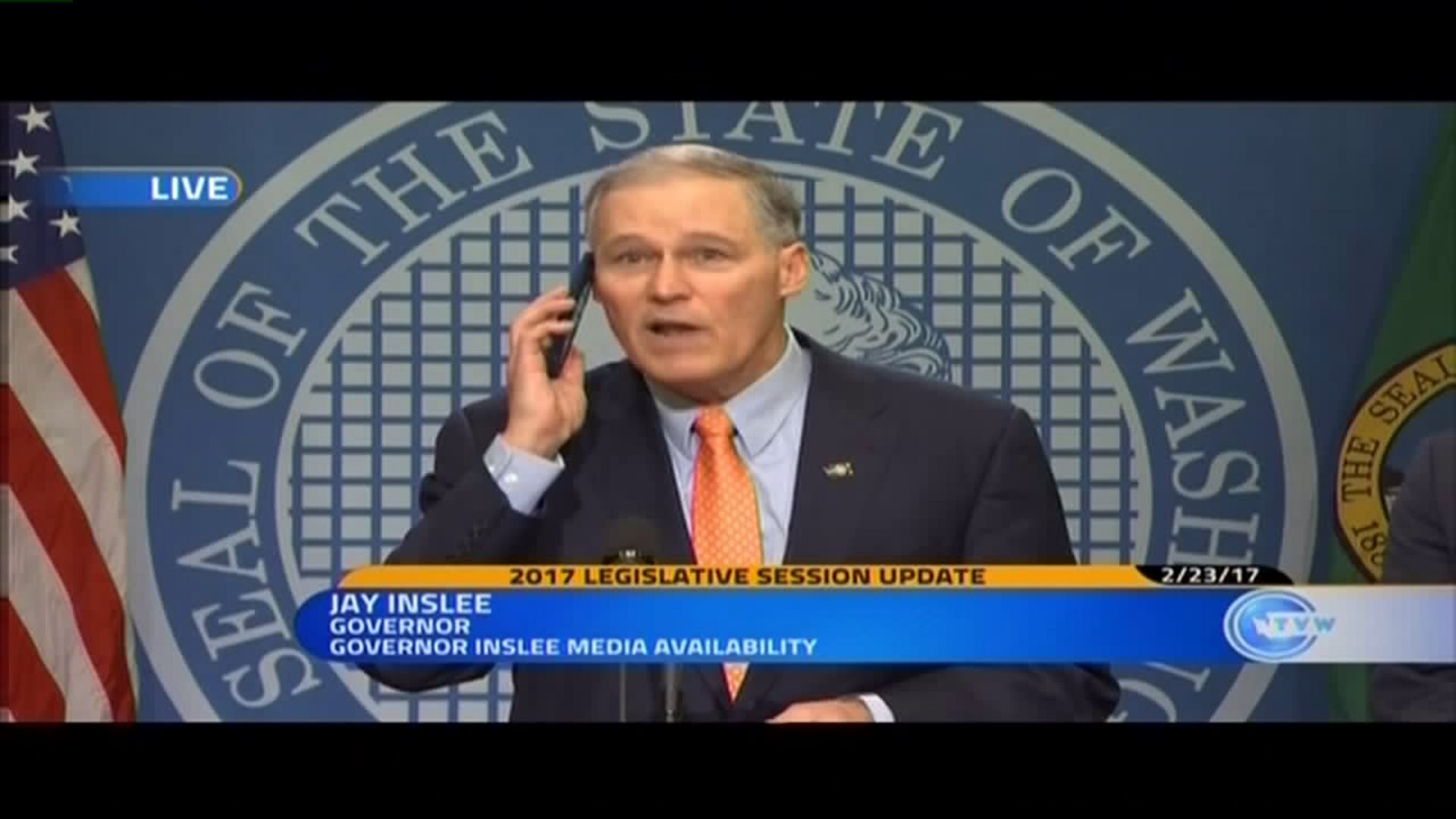 Governor`s ringing phone interrupts his news conference